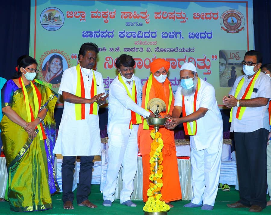 ಬೀದರ್ನ ಜಿಲ್ಲಾ ರಂಗ ಮಂದಿರದಲ್ಲಿ ಆಯೋಜಿಸಿದ್ದ ಪಾರ್ವತಿ ಸೋನಾರೆ ರಚಿತ ‘ಅವ್ವ ನೀ ಸಾಯಬಾರದಿತ್ತು’ ಕಥಾ ಸಂಕಲನದ ಉದ್ಘಾಟನೆ ಕಾರ್ಯಕ್ರಮಕ್ಕೆ ಭಾಲ್ಕಿ ಹಿರೇಮಠ ಸಂಸ್ಥಾನದ ಗುರುಬಸವ ಪಟ್ಟದೇವರು ಹಾಗೂ ಶಾಹೀನ್ ಶಿಕ್ಷಣ ಸಮೂಹಗಳ ಸಂಸ್ಥೆಯ ಅಧ್ಯಕ್ಷ ಅಬ್ದುಲ್ ಖದೀರ್ ಜಂಟಿಯಾಗಿ ಚಾಲನೆ ನೀಡಿದರು