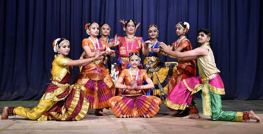 ‘ನಾಡು–ನುಡಿಯ ಹಬ್ಬ’ ಪ್ರಜಾವಾಣಿ ಫೇಸ್ಬುಕ್ ಲೈವ್ ಕಾರ್ಯಕ್ರಮದಲ್ಲಿ ಇಲ್ಲಿಯ ನೂಪುರ ನೃತ್ಯ ಅಕಾಡೆಮಿಯ ನಿರ್ದೇಶಕಿ ಉಷಾ ಪ್ರಭಾಕರ್ ನೇತೃತ್ವದಲ್ಲಿ ಕಲಾವಿದರು ನೃತ್ಯ ಪ್ರದರ್ಶಿಸಿದರು / ಚಿತ್ರ: ಗುರುಪಾದಪ್ಪ ಸಿರ್ಸಿ