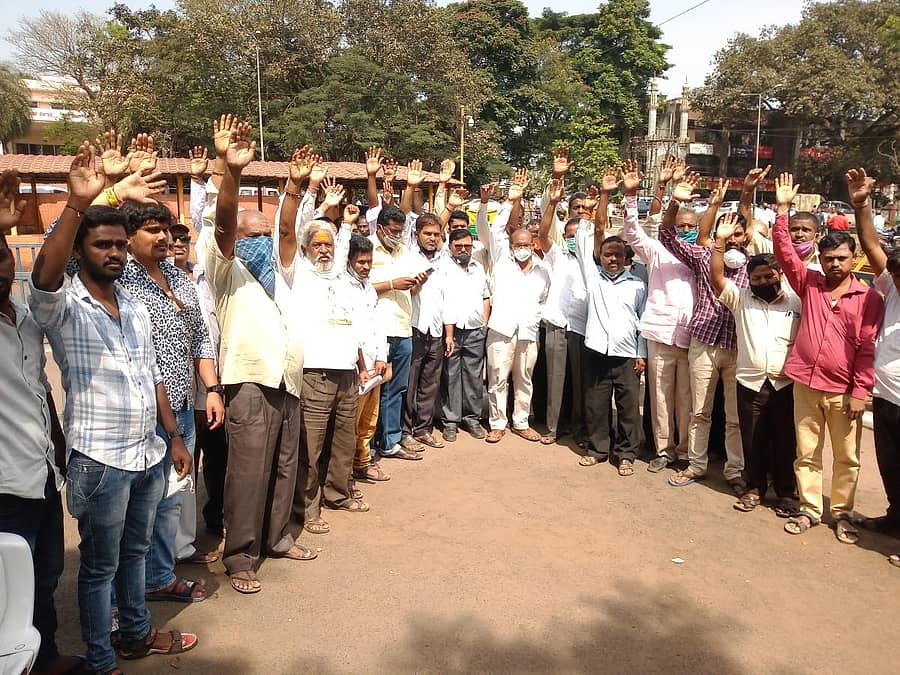 ಗೋಕಾಕ ತಾಲ್ಲೂಕಿನ ಅಕ್ಕತಂಗೇರಹಾಳ ಗ್ರಾಮವನ್ನು ಪಟ್ಟಣ ಪಂಚಾಯಿತಿಯಾಗಿ ಮೇಲ್ದರ್ಜೆಗೇರಿಸುವುದಕ್ಕೆ ವಿರೋಧ ವ್ಯಕ್ತಪಡಿಸಿ ಗ್ರಾಮಸ್ಥರು ಜಿಲ್ಲಾಧಿಕಾರಿ ಕಚೇರಿ ಆವರಣದಲ್ಲಿ ಶುಕ್ರವಾರ ಪ್ರತಿಭಟನೆ ನಡೆಸಿದರು