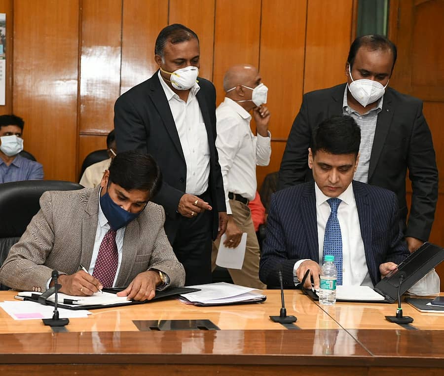 ಟಾಟಾ ಟೆಕ್ನಾಲಜೀಸ್ ಅಧ್ಯಕ್ಷ ಆನಂದ್ ಭಡೆ ಮತ್ತು ರಾಜ್ಯ ಸರ್ಕಾರದ ಕೌಶಲ್ಯಾಭಿವೃದ್ದಿ ಹಾಗೂ ಜೀವನೋಪಾಯ ಇಲಾಖೆಯ ಕಾರ್ಯದರ್ಶಿ ಡಾ.ಎಸ್. ಸೆಲ್ವಕುಮಾರ್ ಒಪ್ಪಂದಕ್ಕೆ ಸಹಿ ಹಾಕಿದರು