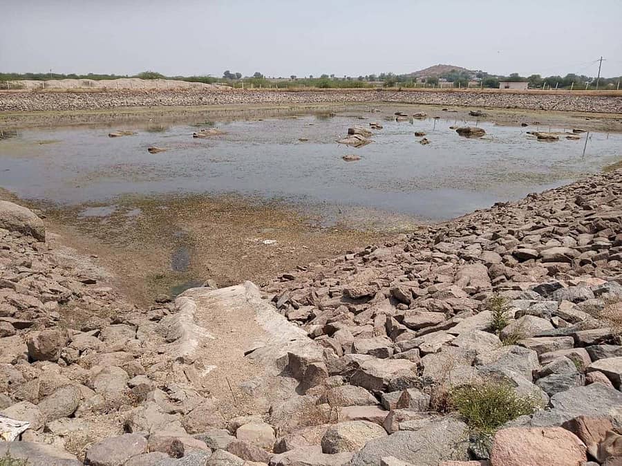 ದೇವದುರ್ಗ ತಾಲ್ಲೂಕಿನ ರಾಮದುರ್ಗ ಗ್ರಾಮದ ಹೊರವಲಯದಲ್ಲಿ ನಿರ್ಮಾಣ ಮಾಡಿರುವ ಕೆರೆಯ ನೋಟ