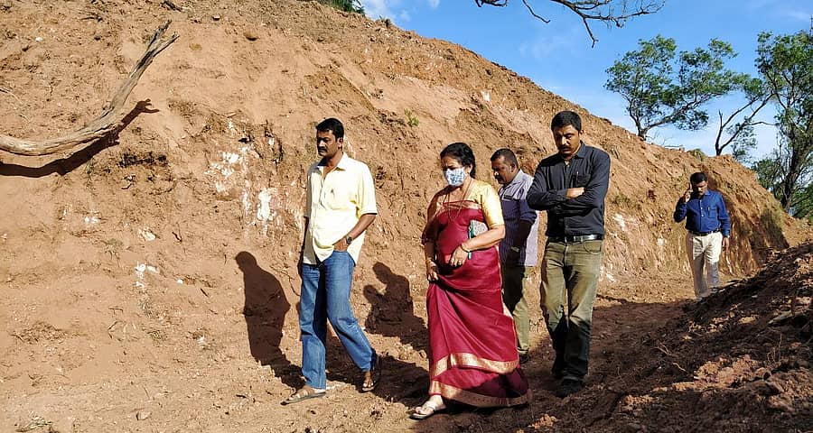 ರಾಜಾಸೀಟ್ನಲ್ಲಿ ಕಾಮಗಾರಿ ಸ್ಥಳಕ್ಕೆ ವೀಣಾ ಅಚ್ಚಯ್ಯ ಭೇಟಿ ನೀಡಿ ವೀಕ್ಷಿಸಿದರು