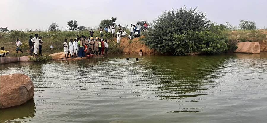 ಬಿಸನಾಳ ಬಳಿ ಹೊಂಡದಲ್ಲಿ ಬಾಲಕನ ಶವ ಹೊರತೆಗೆಯಲು ಅಗ್ನಿಶಾಮಕ ಠಾಣೆ ಸಿಬ್ಬಂದಿ ಶ್ರಮಿಸಿದರು