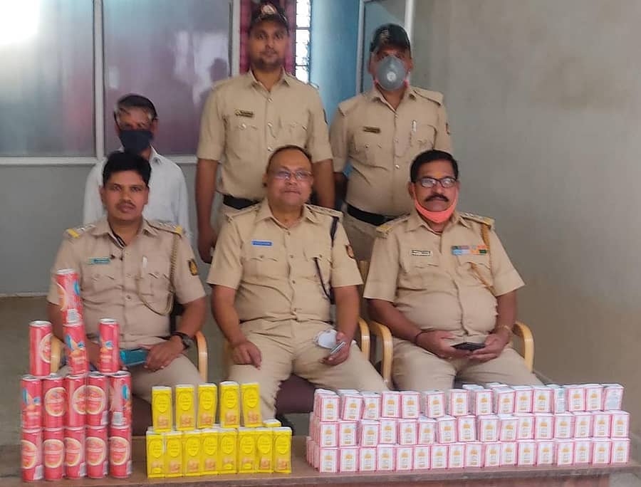 ಕಲಬುರ್ಗಿ ತಾಲ್ಲೂಕಿನ ವೆಂಕಟಬೇನೂರ ಗ್ರಾಮದ ಅಂಗಡಿಯೊಂದರಿಂದ ವಶಪಡಿಸಿಕೊಳ್ಳಲಾದ ಮದ್ಯವನ್ನು ಅಬಕಾರಿ ಇಲಾಖೆ ಅಧಿಕಾರಿಗಳು ಪ್ರದರ್ಶಿಸಿದರು