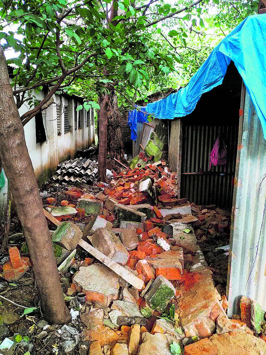 ಕುಸಿದಿರುವ ಗೋಡೆ ಹಾಗೂ ಶೆಡ್