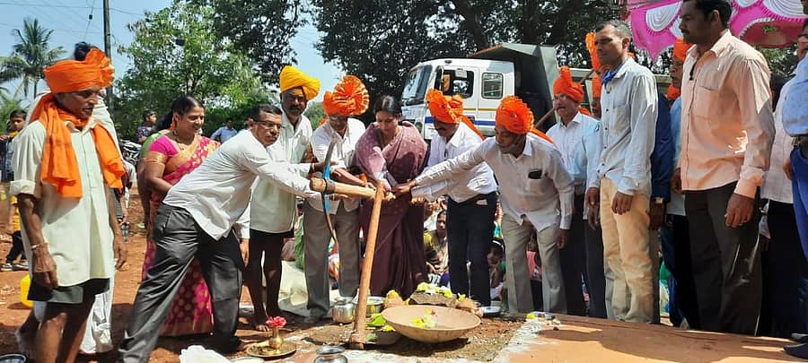 ಬೆಳಗಾವಿ ಗ್ರಾಮೀಣ ಕ್ಷೇತ್ರದ ಅಂಬೇವಾಡಿ ಗ್ರಾಮದಲ್ಲಿ ಮಸಣಾಯಿ ದೇವಸ್ಥಾನ ಕಟ್ಟಡ ನಿರ್ಮಾಣ ಕಾಮಗಾರಿಗೆ ಶಾಸಕಿ ಲಕ್ಷ್ಮಿ ಹೆಬ್ಬಾಳಕರ ಮುಖಂಡರೊಂದಿಗೆ ಭೂಮಿ ಪೂಜೆ ನೆರವೇರಿಸಿದರು