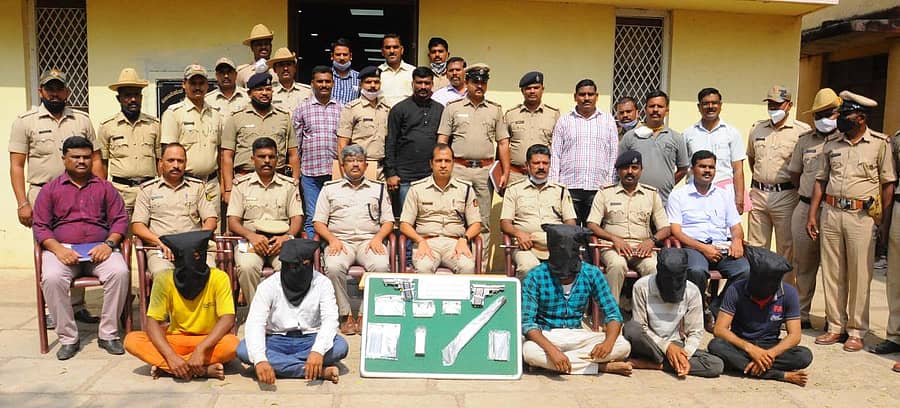 ಮಹಾದೇವ ಸಾಹುಕಾರ ಭೈರಗೊಂಡ ಮೇಲಿನ ಗುಂಡಿನ ದಾಳಿ ಪ್ರಕರಣಕ್ಕೆ ಸಂಬಂಧಿಸಿದಂತೆ ವಿಜಯಪುರ ಪೊಲೀಸರು ಬಂಧಿಸಿರುವ ಐವರು ಆರೋಪಿಗಳು ಮತ್ತು ವಶಪಡಿಸಿಕೊಳ್ಳಲಾಗಿರುವ ಮಾರಕಾಸ್ತ್ರ –ಪ್ರಜಾವಾಣಿ ಚಿತ್ರ