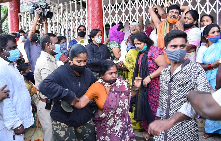 ದಾವಣಗೆರೆಯ ಬೀರಲಿಂಗೇಶ್ವರ ದೇವಾಲಯದ ಪೂಜೆಗೆ ಅಡ್ಡಿಪಡಿಸಿದ ಅರ್ಚಕ ಬಿ.ಪಿ. ಲಿಂಗೇಶ್ ಅವರ ಕುಟುಂಬದ ಸದಸ್ಯರನ್ನು ಪೊಲೀಸರು ಕರೆದೊಯ್ದರು.