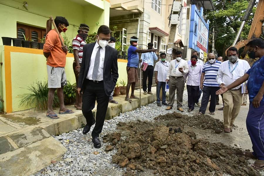 ಇಂದಿರಾ ನಗರದ 17ನೇ ಸಿ ಮತ್ತು ಡಿ ಅಡ್ಡರಸ್ತೆಗಳನ್ನು ಬಿಬಿಎಂಪಿ ಆಡಳಿತಾಧಿಕಾರಿ ಗೌರವ ಗುಪ್ತ ಶನಿವಾರ ಪರಿಶೀಲನೆ ನಡೆಸಿದರು