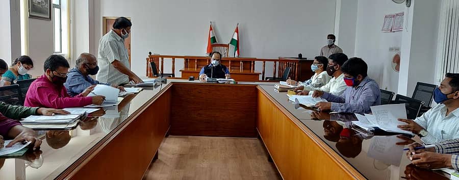 ಕನಿಷ್ಠ ಬೆಂಬಲ ಬೆಲೆ ಅಡಿಯಲ್ಲಿ ಭತ್ತ ಖರೀದಿಗೆ ಸಂಬಂಧಿಸಿದಂತೆ ಜಿಲ್ಲಾಧಿಕಾರಿ ಡಾ.ಎಂ.ಆರ್‌.ರವಿ ಅವರು ಅಧಿಕಾರಿಗಳ ಸಭೆ ನಡೆಸಿದರು