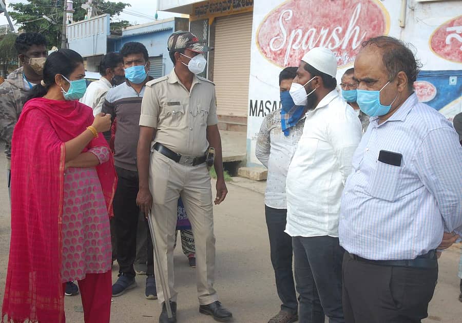 ಕೋಲಾರದಲ್ಲಿ ಶನಿವಾರ ನಗರ ಪ್ರದಕ್ಷಿಣೆ ನಡೆಸಿದ ಜಿಲ್ಲಾಧಿಕಾರಿ ಸಿ.ಸತ್ಯಭಾಮ ಜನರ ಅಹವಾಲು ಆಲಿಸಿದರು.