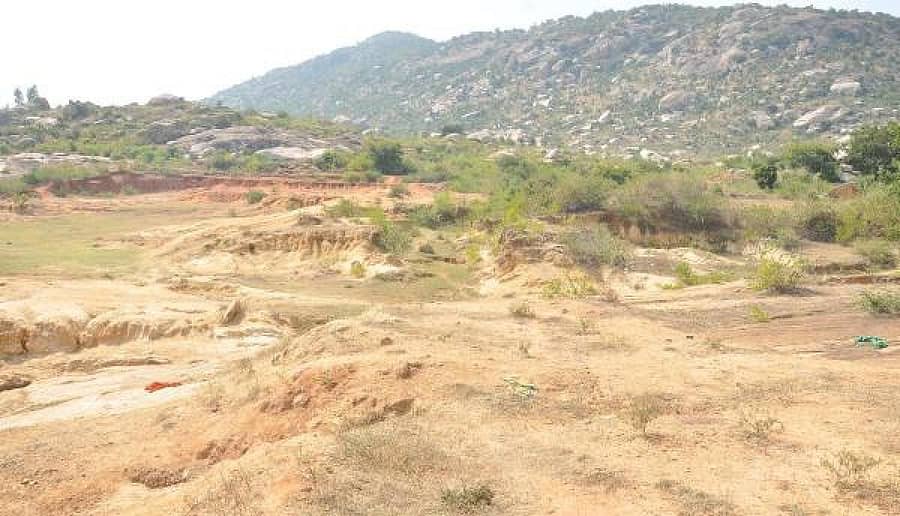 ನಗರದ ಹೊರವಲಯದ ರಂಗಸ್ಥಳ ಬಳಿ ಬಾಲ ಭವನ ನಿರ್ಮಿಸಲು ಮಂಜೂರು ಮಾಡಿದ್ದ ಜಾಗ