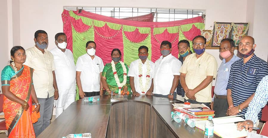 ನೂತನ ಅಧ್ಯಕ್ಷೆ ಚಂದ್ರಮ್ಮ ಹಾಗೂ ಉಪಾಧ್ಯಕ್ಷ ಹರೀಶ್‌ ಕುಮಾರ್ ಅವರನ್ನು ಸಂಸದ ವಿ.ಶ್ರೀನಿವಾಸ ಪ್ರಸಾದ್‌, ಶಾಸಕ ಆರ್‌.ನರೇಂದ್ರ ಹಾಗೂ ಇತರ ಸಂಸದರು ಅಭಿನಂದಿಸಿದರು