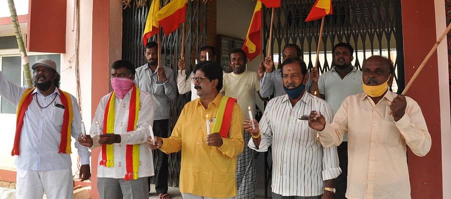 ವಿದ್ಯುತ್‌ ದರ ಏರಿಸಬಾರದು ಎಂದು ಆಗ್ರಹಿಸಿ ಕನ್ನಡ ಸೇನಾ ಪಡೆ ಕಾರ್ಯಕರ್ತರು ಪ್ರತಿಭಟನೆ ನಡೆಸಿದರು