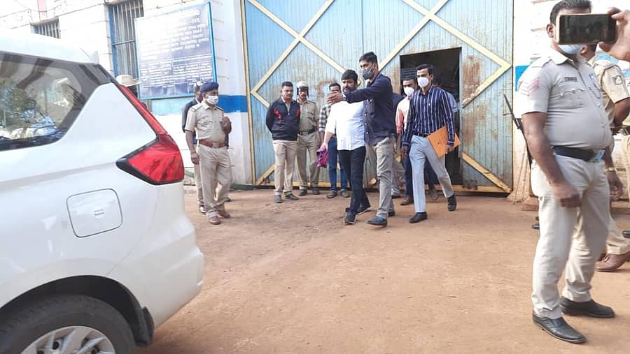 ಬೆಳಗಾವಿಯ ಹಿಂಡಲಗಾ ಕಾರಾಗೃಹಲ್ಲಿಲ್ಲಿದ್ದ ಮಾಜಿ ಸಚಿವ ವಿನಯ ಕುಲಕರ್ಣಿ ಅವರನ್ನು ಸಿಬಿಐ ಅಧಿಕಾರಿಗಳು ಶನಿವಾರ ತಮ್ಮ ವಶಕ್ಕೆ ಪಡೆದು ಕರೆದೊಯ್ದರು