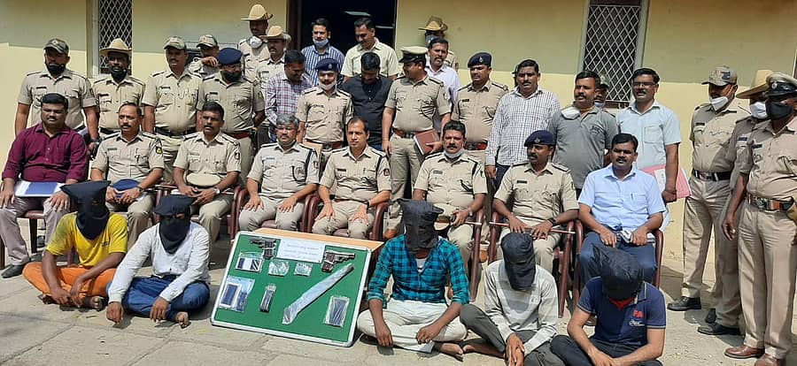 ಬಂಧಿತ ಆರೋಪಿಗಳೊಂದಿಗೆ ಪೊಲೀಸರು