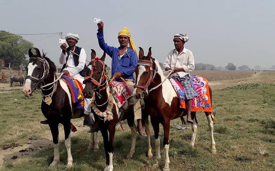 ಕುದುರೆ ಏರಿ ಬಂದ ಮತದಾರರು