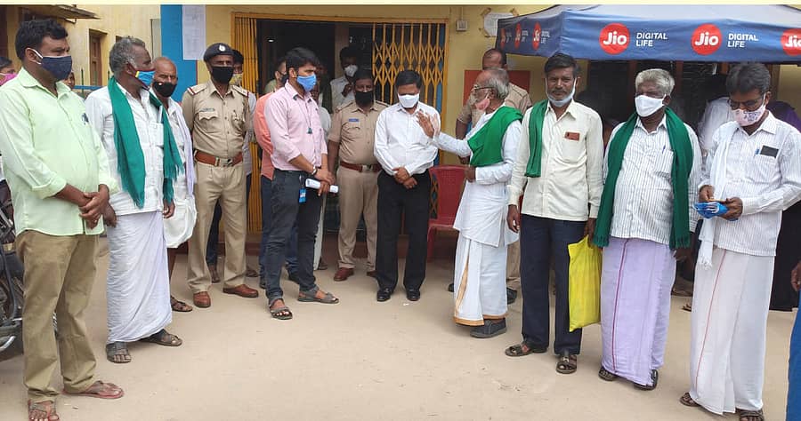 ಬಂಗಾರ ಹರಾಜು ವಿರೋಧಿಸಿ ನಾಯಕನಹಟ್ಟಿ ಪಟ್ಟಣದ ಕೆನರಾ ಬ್ಯಾಂಕ್ ಎದುರು ಶನಿವಾರ ರೈತ ಸಂಘದ ಮುಖಂಡರು ಪ್ರತಿಭಟನೆ ನಡೆಸಿದರು.