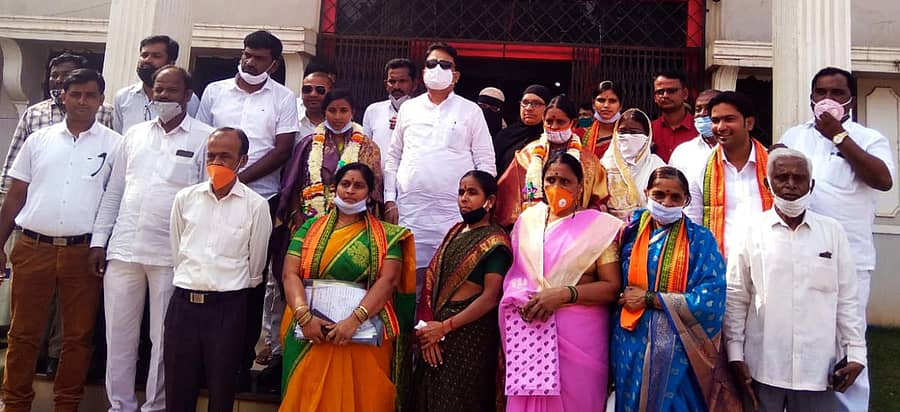 ಚಿಟಗುಪ್ಪ ಪುರಸಭೆಗೆ ಶನಿವಾರ ನಡೆದ ಚುನಾವಣೆಯಲ್ಲಿ ಅವಿರೋಧವಾಗಿ ಆಯ್ಕೆಯಾದ ಅಧ್ಯಕ್ಷೆ ಮಾಲಾಶ್ರೀ ಶಾಮರಾವ್, ಉಪಾಧ್ಯಕ್ಷೆ ಸೌಭಾಗ್ಯವತಿ ಅಶೋಕ ಅವರನ್ನು ಸನ್ಮಾನಿಸಲಾಯಿತು. ಶಾಸಕ ರಾಜಶೇಖರ್ ಪಾಟೀಲ ಇದ್ದರು