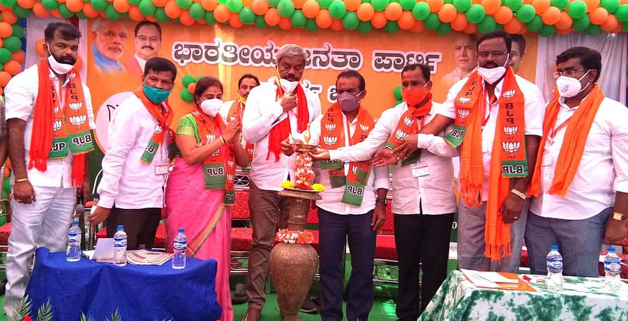 ಮೊಳಕಾಲ್ಮುರು ತಾಲ್ಲೂಕಿನ ಬಿ.ಜಿ. ಕೆರೆಯಲ್ಲಿ ಶನಿವಾರ ನಡೆದ ಜಿಲ್ಲಾಮಟ್ಟದ ಬಿಜೆಪಿ ಕಾರ್ಯಕಾರಿಣಿಯನ್ನು ವಿಧಾನಪರಿಷತ್ ಸದಸ್ಯ ಎನ್. ರವಿಕುಮಾರ್ ಉದ್ಘಾಟಿಸಿದರು.