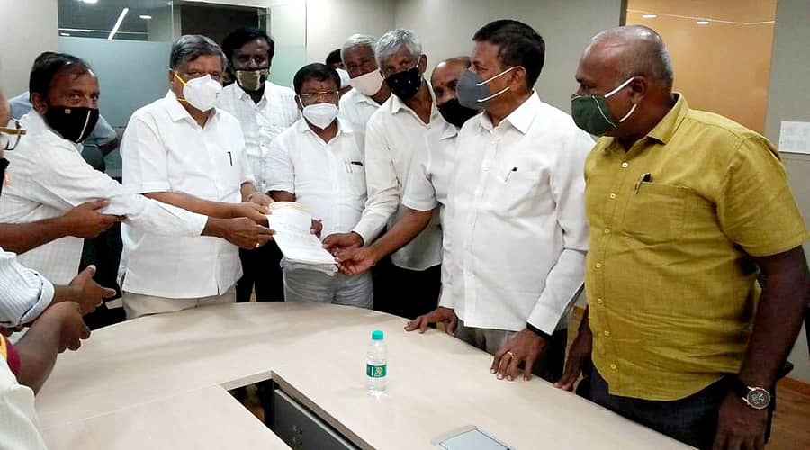 ಚನ್ನರಾಯಪಟ್ಟಣ ಹೋಬಳಿ ವ್ಯಾಪ್ತಿಯಲ್ಲಿ ಭೂ ಸ್ವಾಧೀನ ವಿರೋಧಿಸಿ ಶಾಸಕ ನಿಸರ್ಗ ನಾರಾಯಣಸ್ವಾಮಿ ನೇತೃತ್ವದ ರೈತರ ನಿಯೋಗ ಸಚಿವ ಜಗದೀಶ ಶೆಟ್ಟರ್‌ ಅವರಿಗೆ ಮನವಿ ಸಲ್ಲಿಸಿತು. ಮಾಜಿ ಸಂಸದ ಸಿ.ನಾರಾಯಣಸ್ವಾಮಿ ಇದ್ದರು