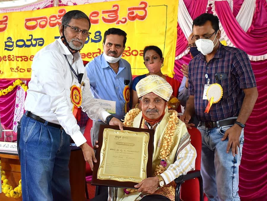 ಸಾಹಿತಿ ವೈ.ವಿ.ಗುಂಡೂರಾವ್ ಅವರಿಗೆ ಸಂಸ್ಥೆಯ ನಿರ್ದೇಶಕರಾದ ಎಂ.ಅರ್.ದಿನೇಶ್ ‘ಕನ್ನಡದ ಕಂಪು’ ಪ್ರಶಸ್ತಿ ಪ್ರದಾನ ಮಾಡಿದರು. ಕನ್ನಡ ಕ್ರಿಯಾಸಮಿತಿ ಅಧ್ಯಕ್ಷ ಕೆ.ವಿ.ರವಿಶಂಕರ್ ಮತ್ತು ಕಾರ್ಯದರ್ಶಿ ಡಾ.ಎ.ಎನ್. ಲೋಕೇಶ್ ಉಪಸ್ಥಿತರಿದ್ದರು.