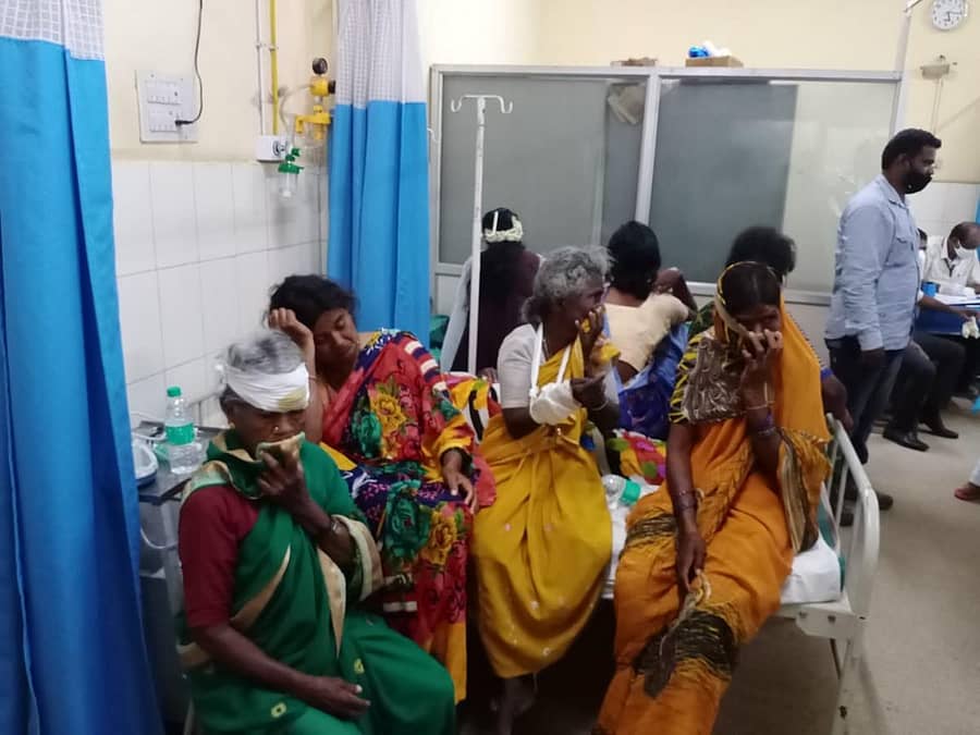 ಹನೂರು ಸಮೀಪದ ಹಲಗಾಪುರ ಸಮೀಪ ಮಿನಿಲಾರಿ ಮುಗುಚಿ ಗಾಯಗೊಂಡವರು ಕೊಳ್ಳೇಗಾಲದ ಆಸ್ಪತ್ರೆಯಲ್ಲಿ ಚಿಕಿತ್ಸೆ ಪಡೆಯುತ್ತಿರುವುದು