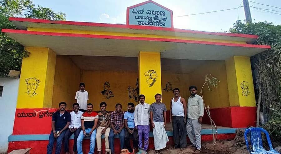 ಯುವ ಬ್ರೀಗೇಡ್ ಸದಸ್ಯರು ತಾವರಗೇರಾ ಪಟ್ಟಣದ ಬಸವಣ್ಣ ಕ್ಯಾಂಪ್ ಬಸ್ ತಂಗುದಾಣವನ್ನು ಸ್ವಚ್ಚಗೊಳಿಸಿ ಬಣ್ಣ ಬಳಿದಿರುವುದು