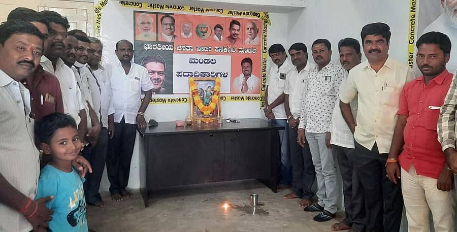 ಕನಕಗಿರಿಯ ಬಿಜೆಪಿ ಕಚೇರಿಯಲ್ಲಿ ಶುಕ್ರವಾರ ಕಿತ್ತೂರು ರಾಣಿ ಚನ್ನಮ್ಮ ಜಯಂತಿ ಆಚರಿಸಲಾಯಿತು