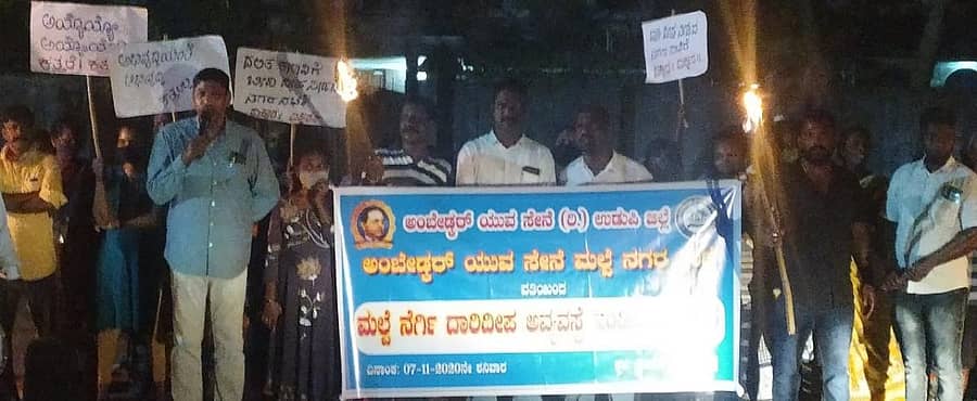 ಮಲ್ಪೆಯ ಮೀನುಗಾರಿಕಾ ಬಂದರಿನಿಂದ ಮಲ್ಪೆ ಬೀಚ್ ಹಾಗೂ ತೊಟ್ಟಂ ಚರ್ಚ್ವರೆಗೆ ಬೀದಿ ದೀಪಗಳು ಸಮರ್ಪಕವಾಗಿ ಉರಿಯದೆ ಸ್ಥಳೀಯರು ಸಮಸ್ಯೆ ಎದುರಿಸುವಂತಾಗಿದೆ ಎಂದು ಮಲ್ಪೆಯ ಅಂಬೇಡ್ಕರ್ ಯುವಸೇನೆಯಿಂದ ಪ್ರತಿಭಟನೆ ನಡೆಸಲಾಯಿತು.