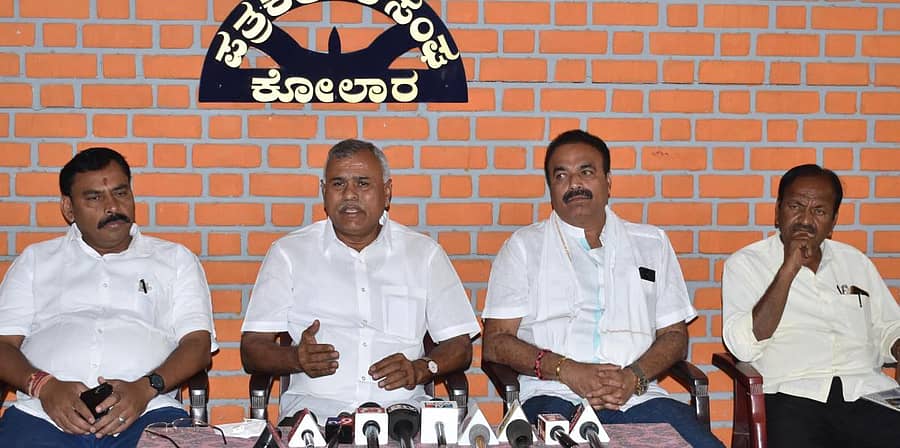 ಮಾಲೂರು ಶಾಸಕ ಕೆ.ವೈ.ನಂಜೇಗೌಡ ಕೋಲಾರದಲ್ಲಿ ಭಾನುವಾರ ಪತ್ರಿಕಾಗೋಷ್ಠಿಯಲ್ಲಿ ಮಾತನಾಡಿದರು.