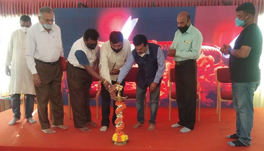 ಮೈಸೂರಿನ ಖಾಸಗಿ ಹೋಟೆಲ್ನಲ್ಲಿ ಭಾನುವಾರ ನಡೆದ ‘ಕನ್ನಡದ ಹೆಮ್ಮೆಯ ಸೈನಿಕ’ ಪ್ರಶಸ್ತಿ ಪ್ರದಾನ ಸಮಾರಂಭಕ್ಕೆ ನಿವೃತ್ತ ಬಿಇಒ ನಿಂಗಪ್ಪ ಚಾಲನೆ ನೀಡಿದರು