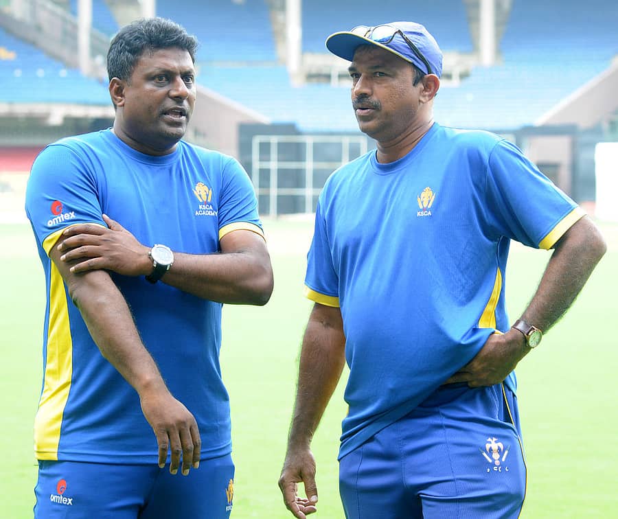 ಜಿ.ಕೆ. ಅನಿಲಕುಮಾರ್ (ಎಡಬದಿ)