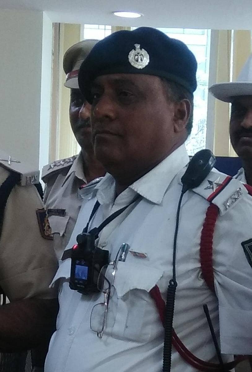 ಬಾಡಿ ವಾರ್ನ್ ಕ್ಯಾಮೆರಾ ಧರಿಸಿರುವ ಟ್ರಾಫಿಕ್ ಪೊಲೀಸ್ (ಸಂಗ್ರಹ ಚಿತ್ರ)