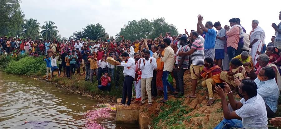 ಕಣಿಗಲ್ ತಾಲ್ಲೂಕಿನ ದೊಡ್ಡಮಧೂರೈ ಕೆರೆಗೆ ಶಾಸಕ ಡಾ. ರಂಗನಾಥ್ ಬಾಗಿನ ಅರ್ಪಿಸಿದರು