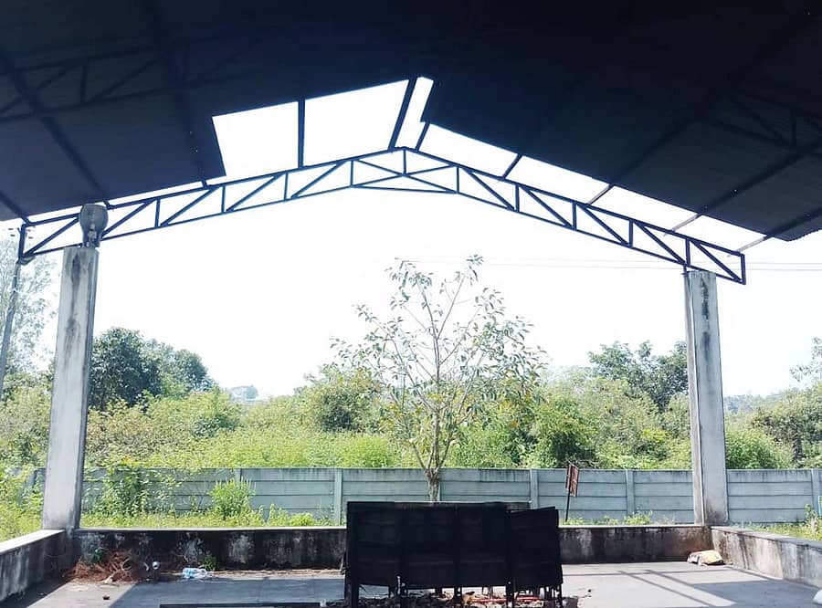 ಮೂಡಿಗೆರೆ ಪಟ್ಟಣದ ಬೀಜುವಳ್ಳಿಯಲ್ಲಿರುವ ಸ್ಮಶಾನದ ಶವಸಂಸ್ಕಾರ ಕಟ್ಟಡದ ಶೀಟುಗಳು ಹಾರಿಹೋಗಿರುವುದು (ಚಿತ್ರ 1). ಶವ ದಹಿಸುವ ಟ್ರೈಲಿ ಹಾನಿಯಾಗಿರುವುದು (ಚಿತ್ರ 2). ಸ್ಮಶಾನದ ಆವರಣದಲ್ಲಿರುವ ನೀರಿನ ಸ್ಥಾವರ ಬಳಕೆಯಿಂದ ದೂರ ಉಳಿದಿದೆ. (ಚಿತ್ರ 3)