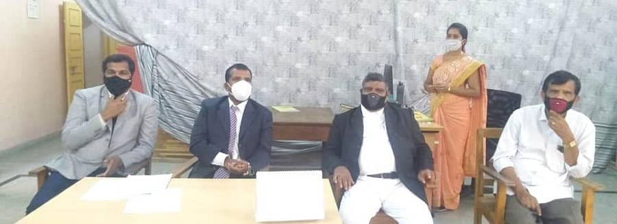 ಚಿಂತಾಮಣಿಯ ನ್ಯಾಯಾಲಯದಲ್ಲಿ ಶನಿವಾರ ನಡೆದ ಸಭೆಯಲ್ಲಿ ನ್ಯಾಯಾಧೀಶರಾದ ಕೆ.ಎಂ. ರಾಜೇಂದ್ರಕುಮಾರ್, ಎಚ್.ಎಸ್. ಮಂಜುನಾಥ್, ಜಿ.ಜೆ. ಶಿವಕುಮಾರ್ ಹಾಜರಿದ್ದರು