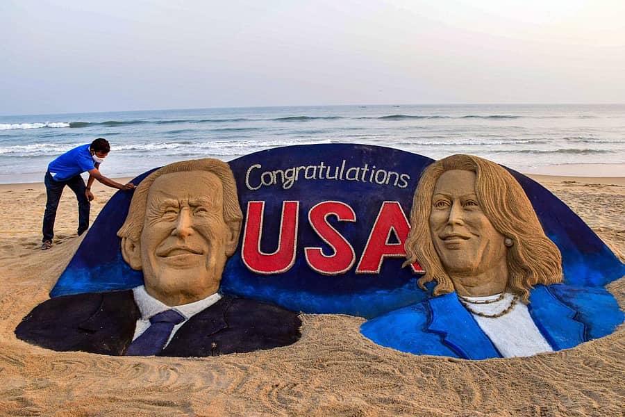 ಮರಳುಶಿಲ್ಪಿ ಸುದರ್ಶನ್‌ ಪಟ್ನಾಯಕ್‌ ಅವರು ಪುರಿಯ ಕಡಲ ಕಿನಾರೆಯಲ್ಲಿ ರಚಿಸಿದ ಬೈಡನ್‌, ಕಮಲಾ ಶಿಲ್ಪ -ಪಿಟಿಐ ಚಿತ್ರ