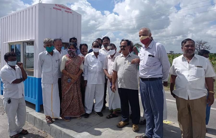 ಮಾಯಕೊಂಡ ಸಮೀಪದ ಹಿರೇತೊಗಲೇರಿ ಬಳಿ ನಿರ್ಮಿಸುತ್ತಿರುವ ಟೋಲ್ ಕೇಂದ್ರವನ್ನು ಶಾಸಕ ಲಿಂಗಣ್ಣ, ಜಿ.ಪಂ. ಸದಸ್ಯೆ ಶೈಲಜಾ ಬಸವರಾಜ್ ವೀಕ್ಷಿಸಿದರು