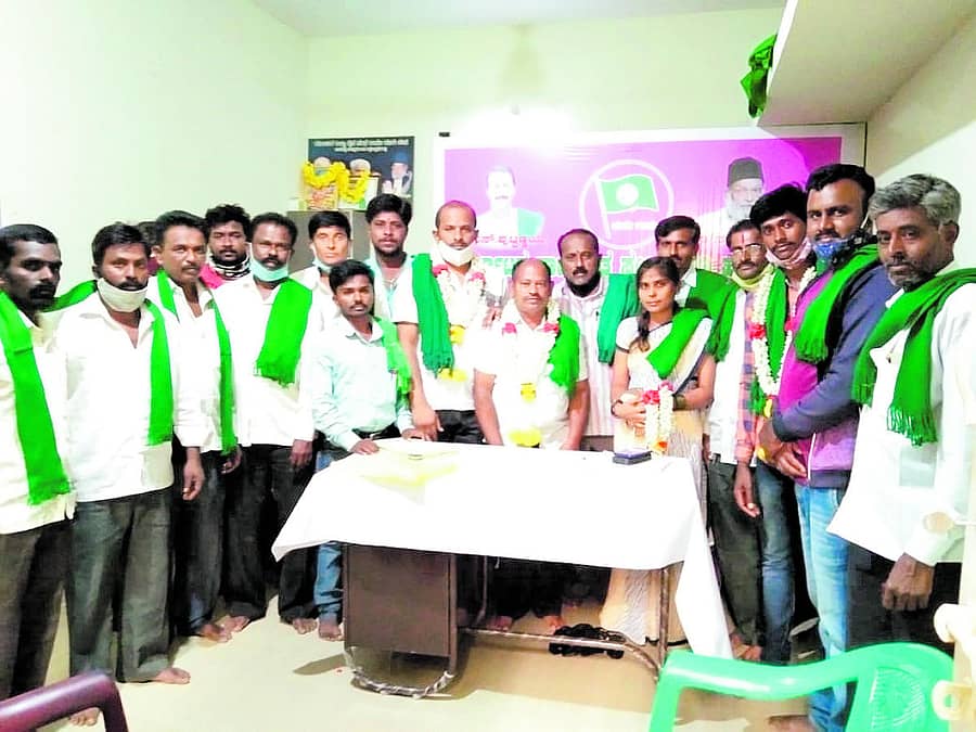 ಚಿಕ್ಕಬಳ್ಳಾಪುರ ನಗರದ ರೈತ ಸಂಘದ ಕಚೇರಿಯಲ್ಲಿ ನೂತನ ಪದಾಧಿಕಾರಿಗಳಿಗೆ ಅಭಿನಂದಿಸಲಾಯಿತು