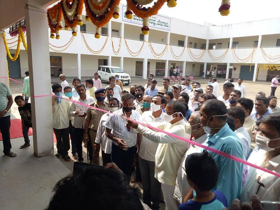 ಬೆಳಗಾವಿಯ ಅಶೋಕನಗರದಲ್ಲಿ ತೋಟಗಾರಿಕೆ ಇಲಾಖೆಯಿಂದ ನಿರ್ಮಿಸಿರುವ ಪುಷ್ಪ ಹರಾಜು ಕೇಂದ್ರದ ಮಳಿಗೆಗಳನ್ನು ಶಾಸಕ ಅನಿಲ ಬೆನಕೆ ಭಾನುವಾರ ಉದ್ಘಾಟಿಸಿದರು