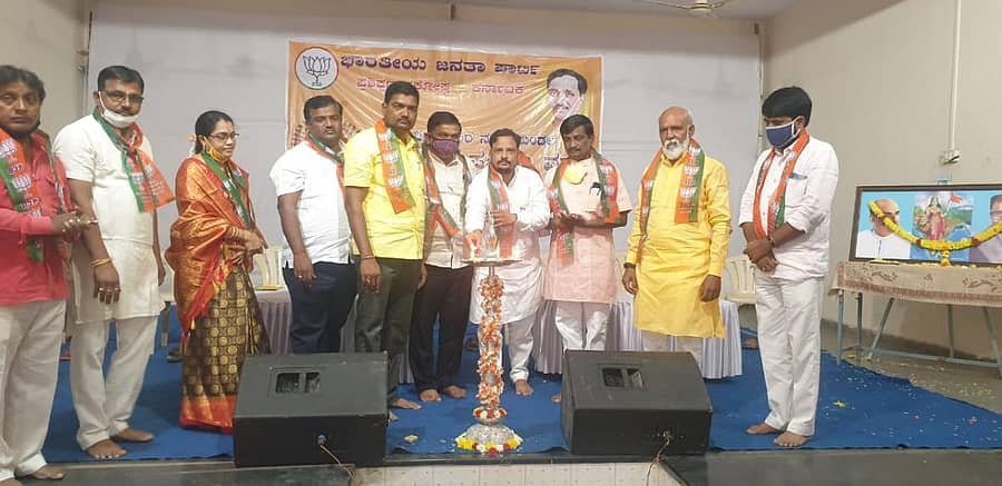 ವಿಜಯಪುರದಲ್ಲಿ ಸೋಮವಾರ ಹಮ್ಮಿಕೊಂಡಿದ್ದ ಬಿಜೆಪಿ ಮಂಡಲದ  ಪ್ರಶಿಕ್ಷಣ ವರ್ಗವನ್ನು ಮುಖಂಡರು ಉದ್ಘಾಟಿಸಿದರು