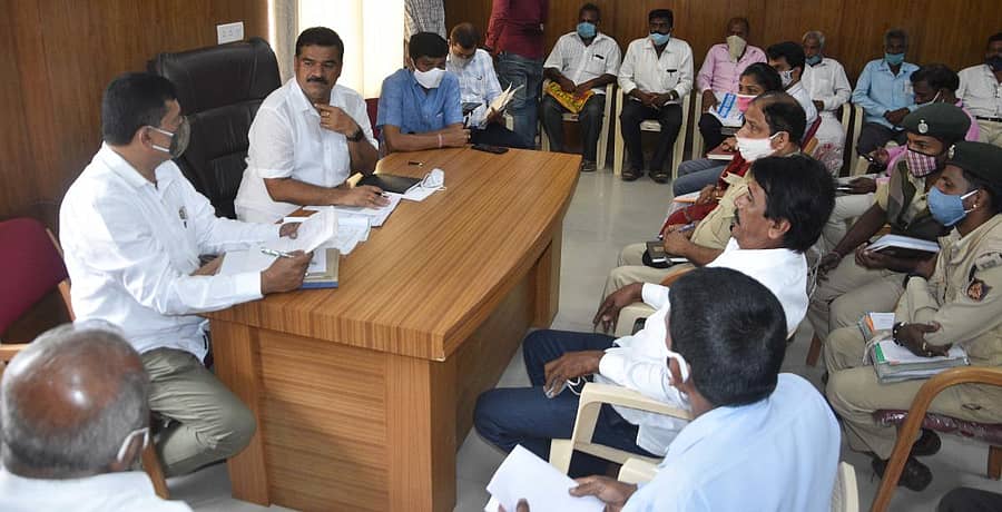 ಶಿವಮೊಗ್ಗ ಗ್ರಾಮಾಂತರ ಶಾಸಕ ಕೆ.ಬಿ.ಅಶೋಕ್ ನಾಯ್ಕ್ ಅವರ ಕಚೇರಿಯಲ್ಲಿ ಸೋಮವಾರ ಶರಾವತಿ ಮುಳುಗಡೆ ಸಂತ್ರಸ್ತರ ಸಭೆ ನಡೆಯಿತು