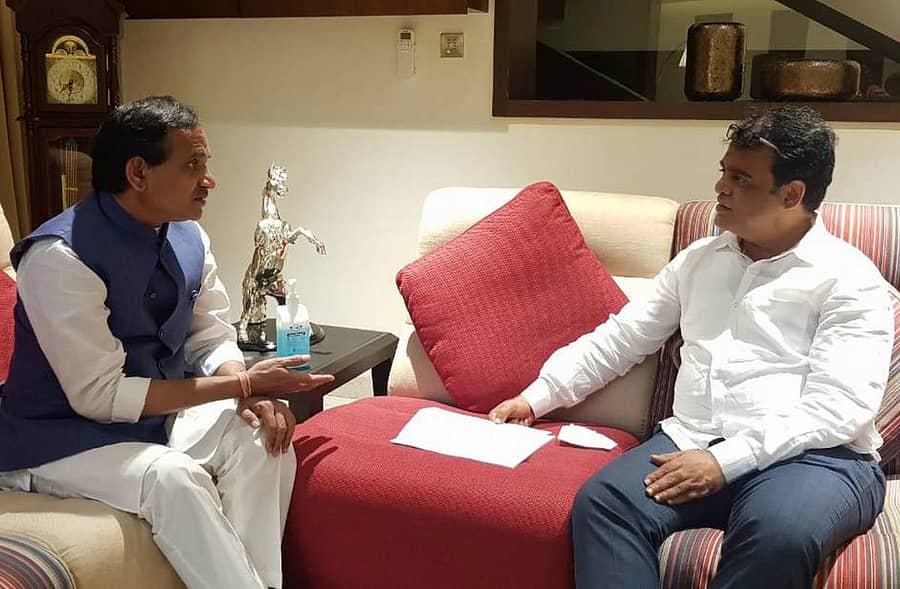 ಬೆಂಗಳೂರಿನಲ್ಲಿ ಸೋಮವಾರ ಸಂಸದ ಭಗವಂತ ಖೂಬಾ ಉನ್ನತ ಶಿಕ್ಷಣ ಸಚಿವ ಅಶ್ವಥ್ ನಾರಾಯಣ ಅವರಿಗೆ ಮನವಿಪತ್ರ ಸಲ್ಲಿಸಿದರು