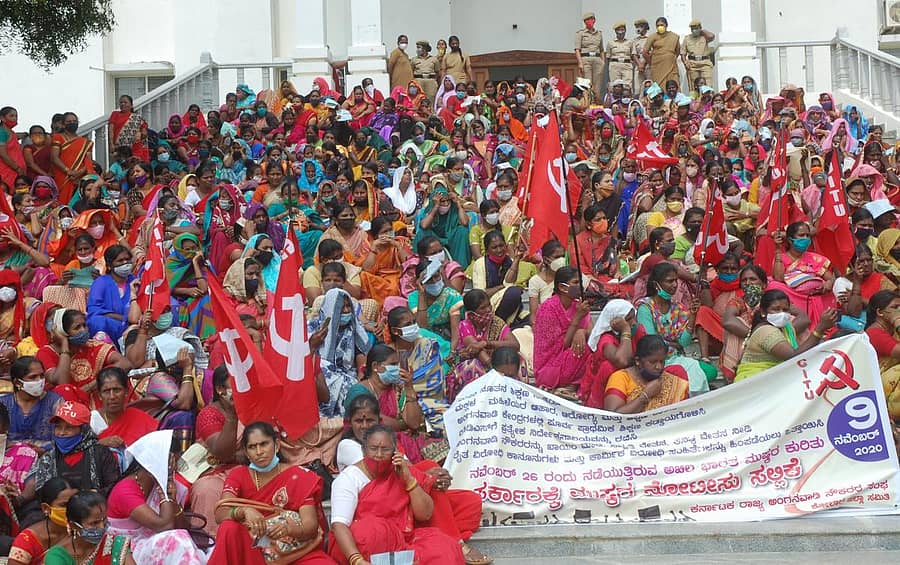 ವಿವಿಧ ಬೇಡಿಕೆ ಈಡೇರಿಕೆಗೆ ಒತ್ತಾಯಿಸಿ ಅಂಗನವಾಡಿ ನೌಕರರ ಸಂಘದ ಸದಸ್ಯರು ಕೋಲಾರ ಜಿಲ್ಲಾಧಿಕಾರಿ ಕಚೇರಿ ಎದುರು ಸೋಮವಾರ ಧರಣಿ ನಡೆಸಿದರು.