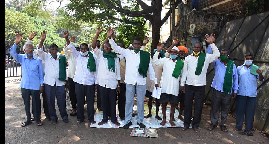 ಕೋವಿಡ್ ಲಾಕ್‌ಡೌನ್‌ನಿಂದಾಗಿ ತೀವ್ರ ಸಂಕಷ್ಟಕ್ಕೆ ಸಿಲುಕಿರುವ ಸಣ್ಣ ರೈತರು ಮತ್ತು ಕೃಷಿ ಕೂಲಿ ಕಾರ್ಮಿಕರಿಗೆ ₹ 50ಸಾವಿರ ಪರಿಹಾರ ನೀಡುವಂತೆ ಆಗ್ರಹಿಸಿ ರೈತ ಸಂಘದವರು ಬೆಳಗಾವಿಯ ಜಿಲ್ಲಾಧಿಕಾರಿ ಕಚೇರಿ ಆವರಣದಲ್ಲಿ ಸೋಮವಾರ ಪ್ರತಿಭಟನೆ ನಡೆಸಿದರು