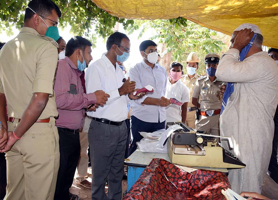 ಬೀದರ್ನ ಜಿಲ್ಲಾಡಳಿತ ಕಚೇರಿ ರಸ್ತೆಯ ಫುಟಪಾತ್ ಮೇಲೆ ಕುಳಿತು ಮಾಸ್ಕ್ ಹಾಕಿಕೊಳ್ಳದೆ ಟೈಪಿಂಗ್ ಮಾಡುತ್ತಿದ್ದ ವ್ಯಕ್ತಿಗೆ ಜಿಲ್ಲಾಧಿಕಾರಿ ರಾಮಚಂದ್ರನ್ ಅವರು ಕೋವಿಡ್ ಸೋಂಕು ತಡೆಯಲು ಮಾಸ್ಕ್ ಧರಿಸುವಂತೆ ತಿಳಿವಳಿಕೆ ನೀಡಿದರು