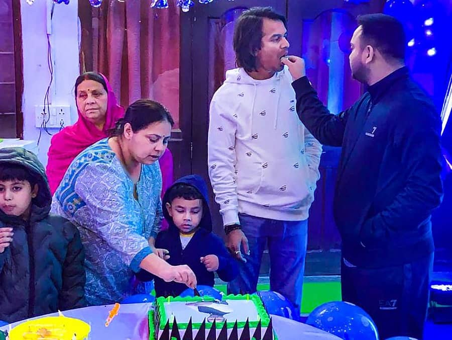 ಆರ್ಜೆಡಿ ನಾಯಕ ತೇಜಸ್ವಿ ಯಾದವ್ ಅವರು ತಮ್ಮ ಕುಟುಂಬದೊಂದಿಗೆ ಜನ್ಮದಿನವನ್ನು ಆಚರಿಸಿಕೊಂಡರು