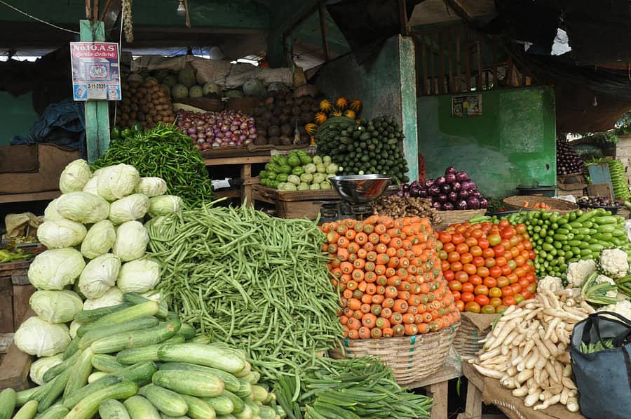 ಚಾಮರಾಜನಗರದ ಮಾರುಕಟ್ಟೆಯ ಮಳಿಗೆಯೊಂದರಲ್ಲಿ ಮಾರಾಟಕ್ಕೆ ಇಟ್ಟಿರುವ ತರಕಾರಿಗಳು