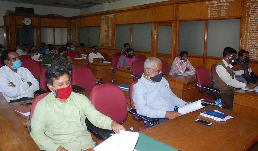 ಕೋಲಾರದಲ್ಲಿ ಸೋಮವಾರ ನಡೆದ ಪ್ರಗತಿ ಪರಿಶೀಲನಾ ಸಭೆಯಲ್ಲಿ ತಾ.ಪಂ ಸದಸ್ಯರು ಹಾಗೂ ಅಧಿಕಾರಿಗಳು ಪಾಲ್ಗೊಂಡರು.